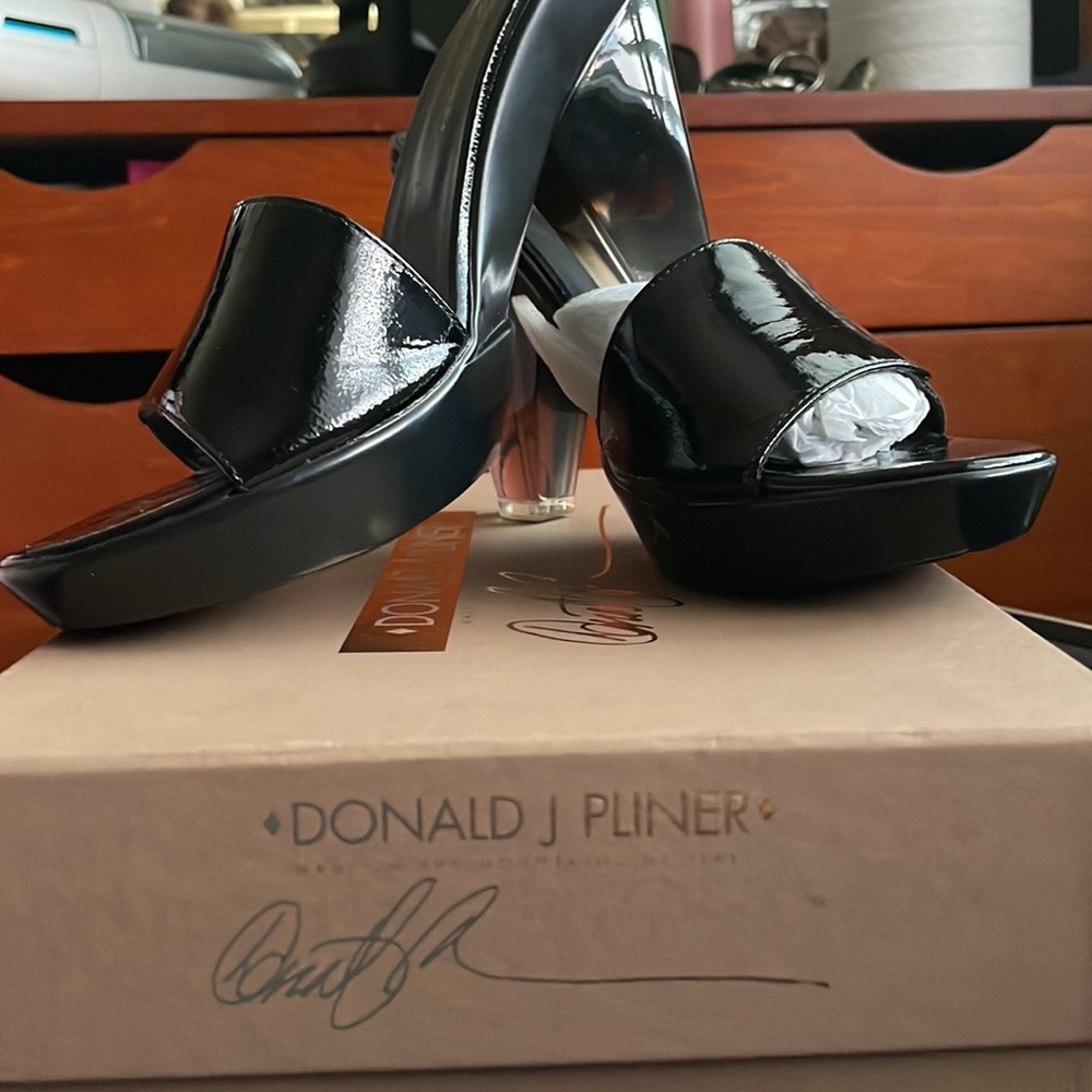 Donald J Pliner Gianna shoes - Picture 2 of 6